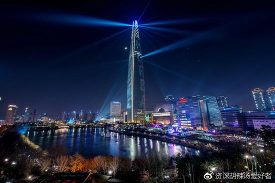 圖:樂(lè)天世界塔夜景 圖源:<a href='http://www.bzdxx.com/hanguo-lvyou/?from=b-keyword' target='_blank'><em>韓國(guó)</em></a>旅游發(fā)展局官網(wǎng)