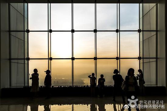 圖:世界塔內(nèi)景 圖源:<a href='http://www.bzdxx.com/hanguo-lvyou/?from=b-keyword' target='_blank'><em>韓國(guó)</em></a>旅游發(fā)展局官網(wǎng)