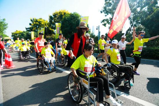 “人生的意义,不就是我们向前迈不出去却又必须迈出去的步伐么?”