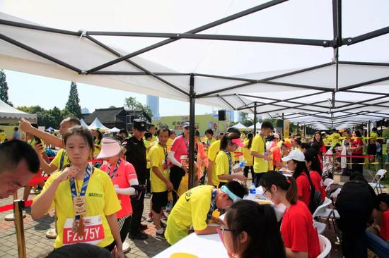 800个50元现金红包现场派,让每一个爱好跑步的人都有着向前奔跑的动力