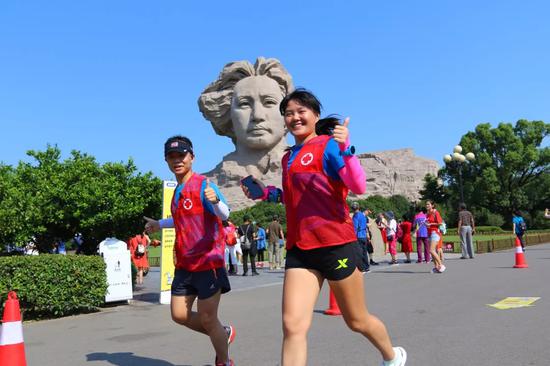 “我不到6点钟就到了,能够在家乡服务跑者们,真的非常开心”