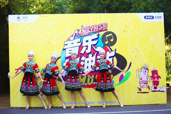 橘洲,有人说他是一幅画,桃李争春,渚清沙白,橙黄橘绿,银装素裹