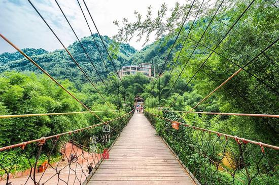 <a href='http://travel.sina.com.cn/sichuan-lvyou/?from=b-keyword' target='_blank'>四川</a>的大山里有个“清凉秘境”,峭壁上竟藏着7个神秘的石洞