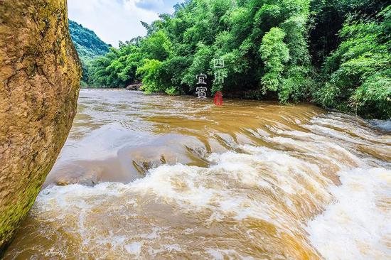 <a href='http://travel.sina.com.cn/sichuan-lvyou/?from=b-keyword' target='_blank'>四川</a>的大山里有个“清凉秘境”,峭壁上竟藏着7个神秘的石洞