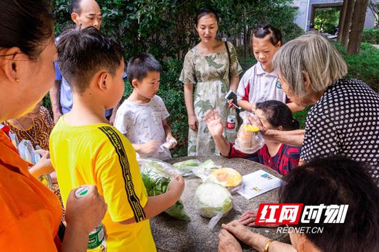 一小时内百余份蔬菜销售一空。