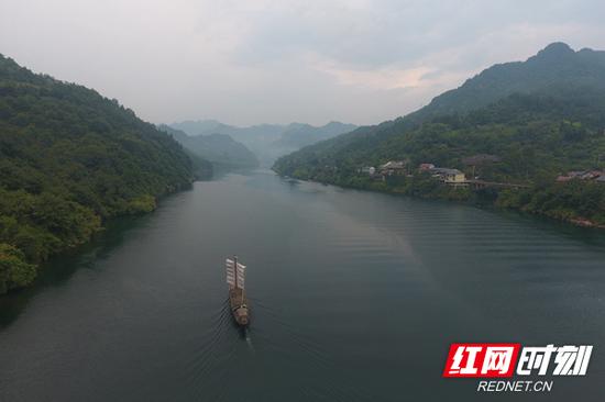 最烈太陽下 有最粗獷漢子和最柔情女子