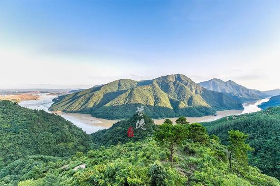 这个森林城市有一扇“天下第一门”,门后藏着一个“小西双版纳”