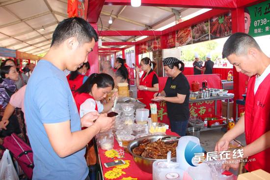 丰收美食节乡味长廊上美食荟萃,惹人垂涎