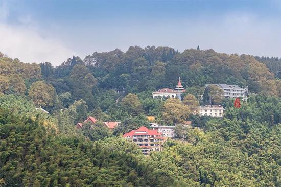 老外在<a href='http://travel.sina.com.cn/huzhou_moganshan_17666-lvyou/?from=b-keyword' target='_blank'>莫干山</a>上重建了一座古堡,打造成最贵民宿,房间竟然是牢房!