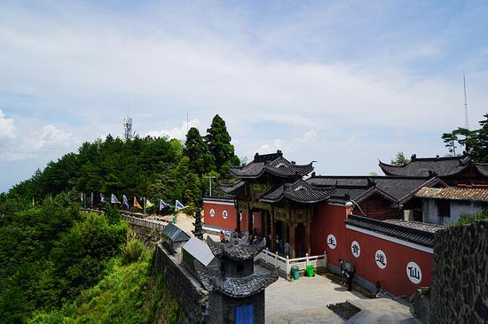 提一盏灯,开启飘邈仙旅,让我们来逛逛江西葛仙村度假区吧