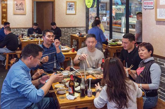 重庆网红新地标,雄踞两江交汇处,是吃喝玩乐购的“度假航母”