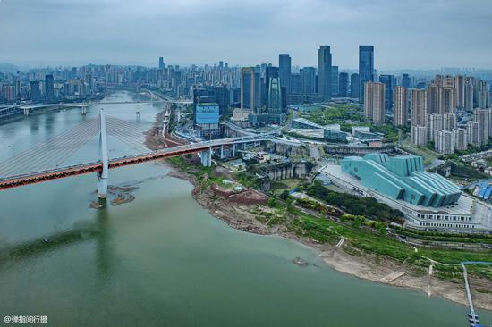 重庆网红新地标,雄踞两江交汇处,是吃喝玩乐购的“度假航母”