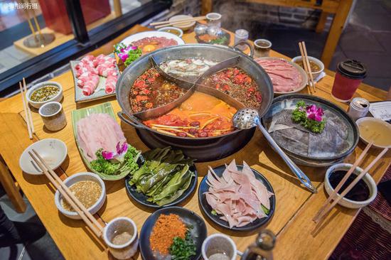 重庆网红新地标,雄踞两江交汇处,是吃喝玩乐购的“度假航母”
