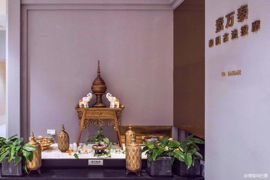 重庆网红新地标,雄踞两江交汇处,是吃喝玩乐购的“度假航母”