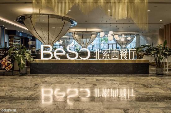 重庆网红新地标,雄踞两江交汇处,是吃喝玩乐购的“度假航母”