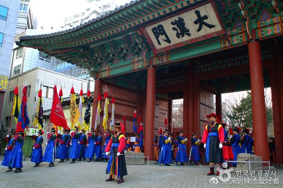 图：守门将换岗仪式 图源：<a href='http://travel.sina.com.cn/hanguo-lvyou/?from=b-keyword' target='_blank'><em>韩国</em></a>旅游发展局官网