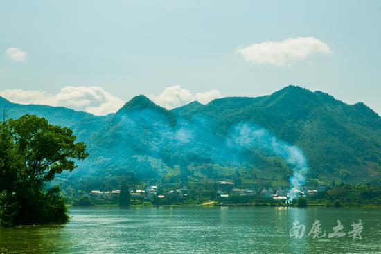 到江南<a href='http://travel.sina.com.cn/wenzhou_xiaosanxia-lvyou/?from=b-keyword' target='_blank'>小三峡</a>,十大传世名画《富春山居图》里,去避暑