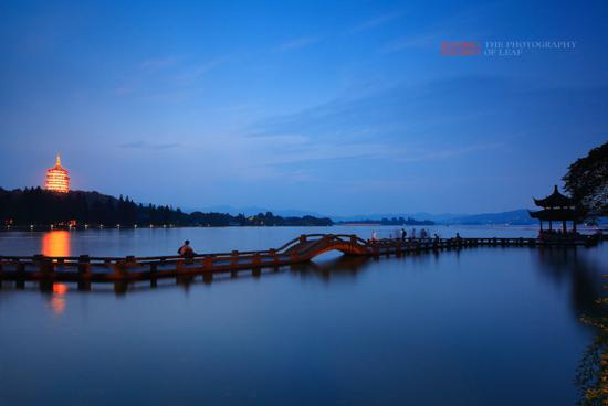 <a href='http://travel.sina.com.cn/hangzhou-lvyou/?from=b-keyword' target='_blank'>杭州</a><a href='http://travel.sina.com.cn/hangzhou_xihu1-lvyou/?from=b-keyword' target='_blank'>西湖</a>,六月荷花香满湖