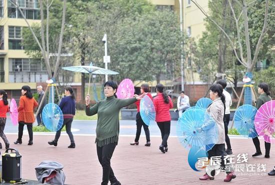 新修的广场给社区居民们提供了舞蹈场所,让大家能尽情地展示美妙的身姿,以及对美好生活的满足感