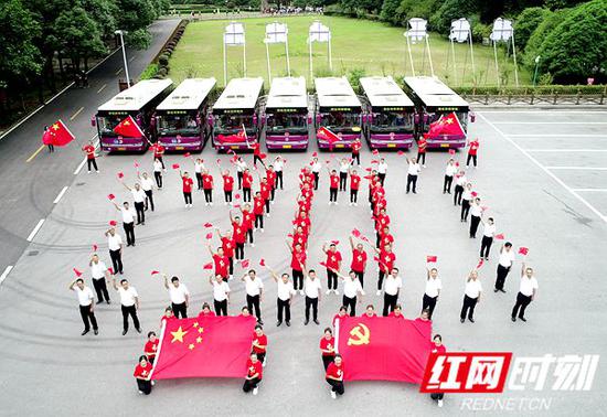 齐唱《我和我的祖国》,并摆“70”数字造型