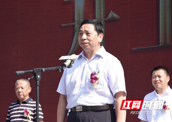 湘西州委常委、常务副州长向恩明宣布项目正式开工。