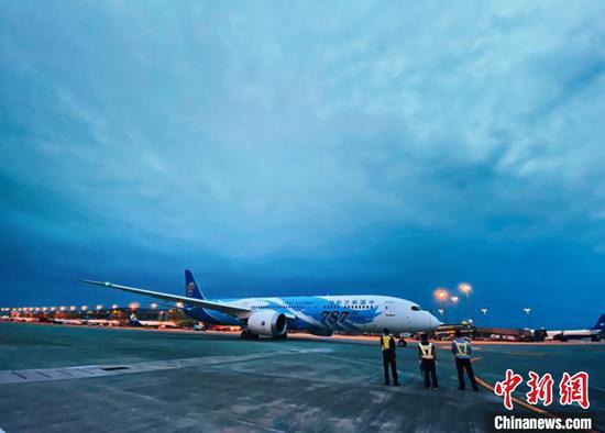 南航在上海地区始发航班总量已恢复到疫情前的九成左右。南航供图