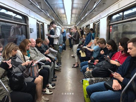 俄罗斯情侣在世界最深的地铁扶梯里忘情撒狗粮,稳稳的让人捏把汗