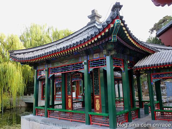 中国 北京 正文"谐趣园"位于万寿山东麓,是一个独立成区,具有南方