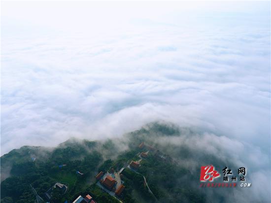 航拍飞山云海。陈俊名 摄