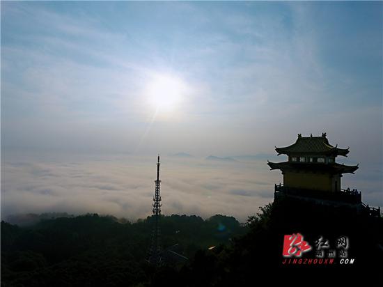 航拍飞山云海。陈俊名 摄