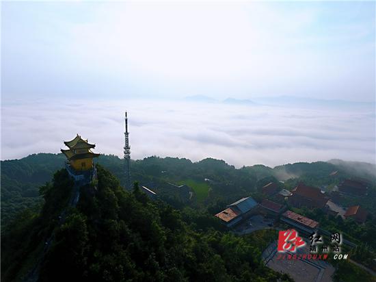 航拍飞山云海。陈俊名 摄