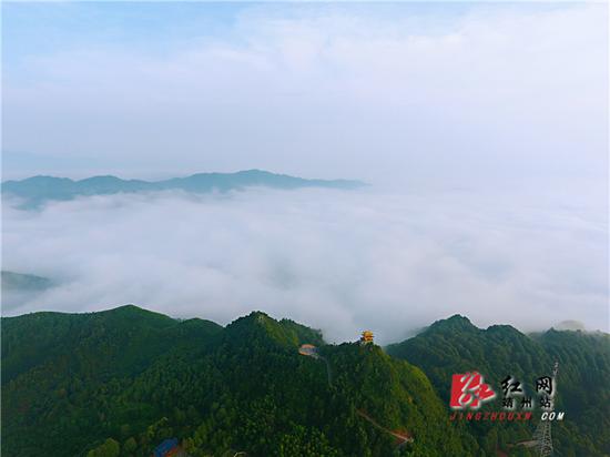 航拍飞山云海。陈俊名 摄