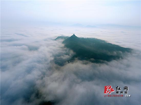 航拍飞山云海。陈俊名 摄