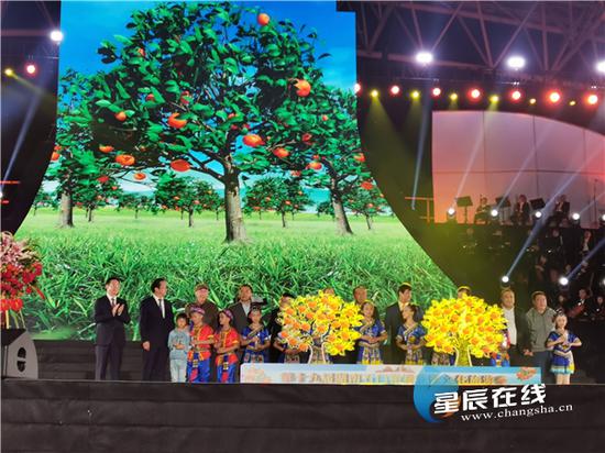 (启幕嘉宾为橘树浇灌“希望之水”。以上图片均由 曾诗珈 摄)