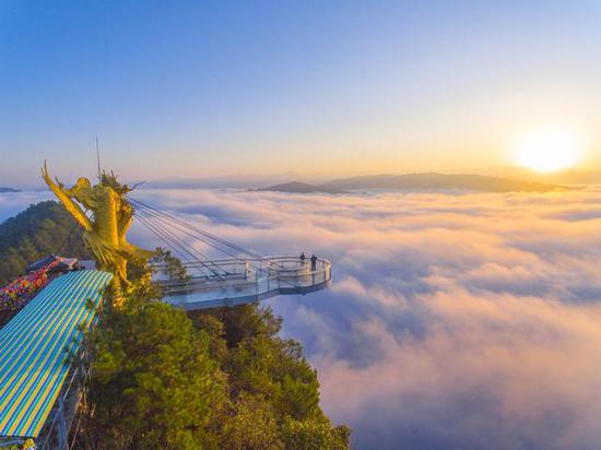 龍鳳觀景臺：云海奇觀盡收眼底