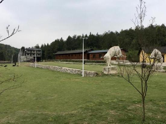 中部一處鄉(xiāng)村旅游景點(diǎn)門可羅雀，企業(yè)和職工收入銳減 蘇曉洲 攝