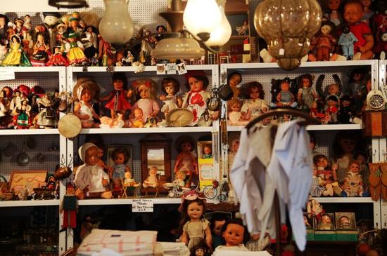 这家店摆满了旧娃娃