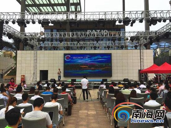 2016年海口中秋国庆旅游营销新闻发布会现场,发布2016十一自游海口旅游产品。南海网记者 高鹏 摄 同时, 幸福美丽海口最美乡村我最喜爱的旅游名村(点)评选结果揭晓,12家双创背景下能反映代表海口文明乡村之美的海口旅游名村(点)脱颖而出,为今年中秋国庆假日增添了新的出游亮点。