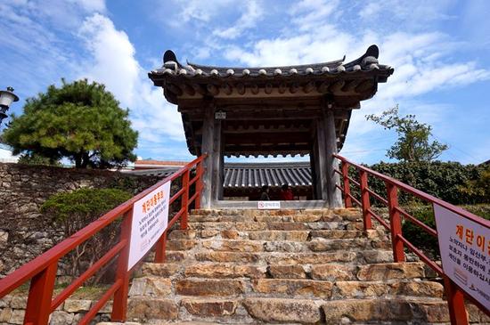 韩国海鲜大餐_EDG晒美国海鲜大餐：厂长无视美食训练羊驼躺妹控大腿秀恩爱！(2)
