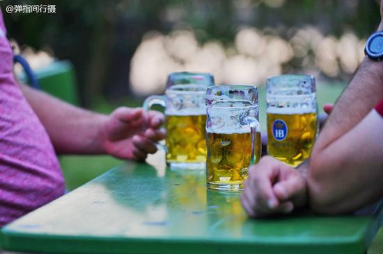 慕尼黑人的夏天，啤酒和裸晒缺一不可