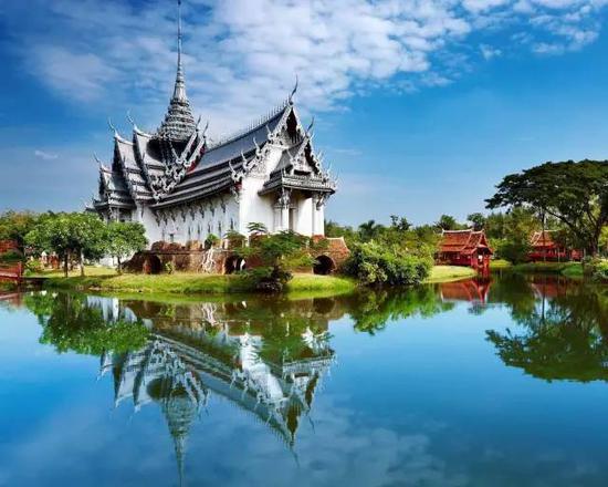 
	马尔代夫更容易，给落地签且免费，是非常火爆的一处境外旅之地。只要护照有效期超过6个月，都可以办理。
