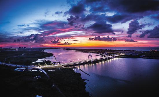 盈滨海湾大桥夜景。