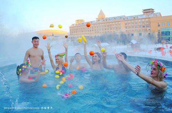 哈尔滨冰天雪地泡温泉,俄罗斯美女邂逅中国小