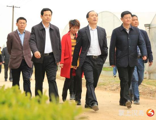 汉寿县委书记杨昶,县委副书记,县长车世忠陪同.