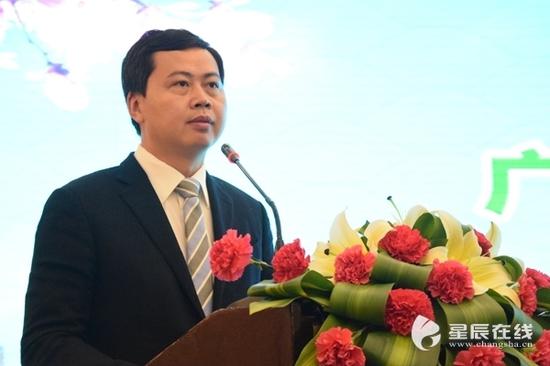 (吐鲁番市委副书记、湖南省第八批援疆工作队总领队、援疆前方指挥部指挥长颜海林热情欢迎湖南游客到吐鲁番去做客。)