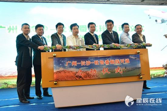 (广州-长沙-吐鲁番航线是吐鲁番交河机场继吐鲁番-哈密-北京、乌鲁木齐-吐鲁番-上海航线之后的第三条定期航线。)