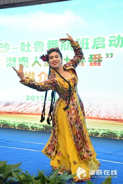 (吐鲁番人民能歌善舞,这是让人羡慕不来的民族天赋。以上图片均由星辰全媒体记者 胡伟男 摄)
