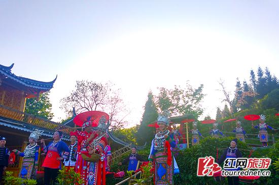侗家阿哥阿妹进行露天歌舞表演。