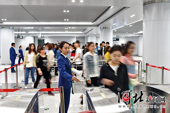 石家庄地铁举行突发大客流应急演练 为开通运