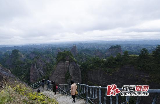 游客行走在万佛山栈道。
